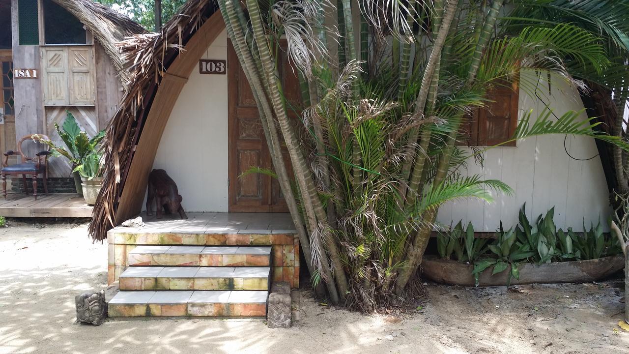 Villa Isabella Putri B&B Jepara Exterior photo