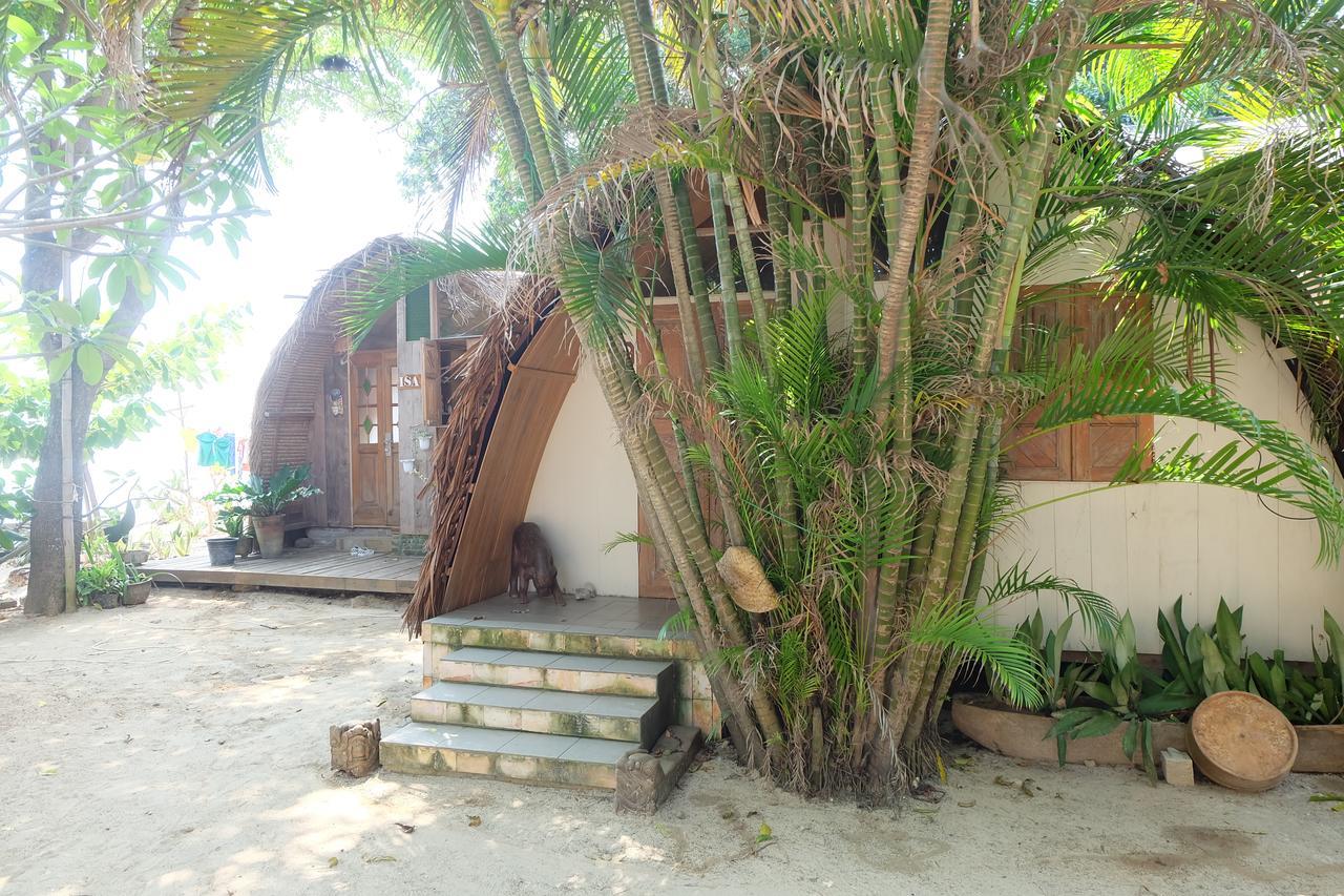 Villa Isabella Putri B&B Jepara Exterior photo